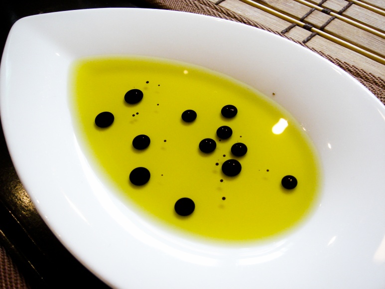 Olive_oil_with_Balsamic_Vinegar.jpg