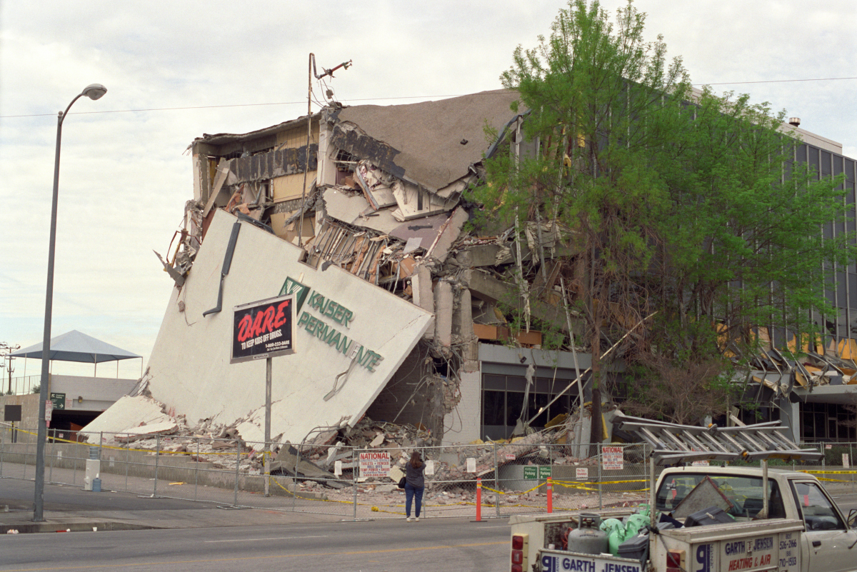 kaiser_permanente_building_after_northridge_earthquake.jpg