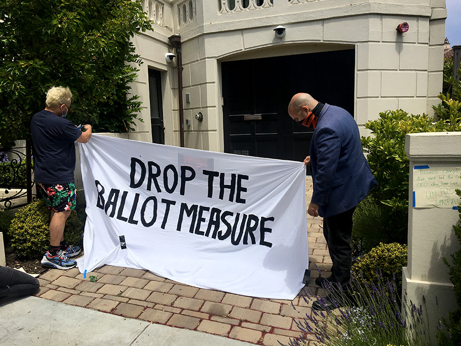 Drivers for Lyft and Uber organized a car caravan and protest in front of Uber CEO Dara Khosrowshahi’s home in San Francisco. Laura Wenus / Public Press