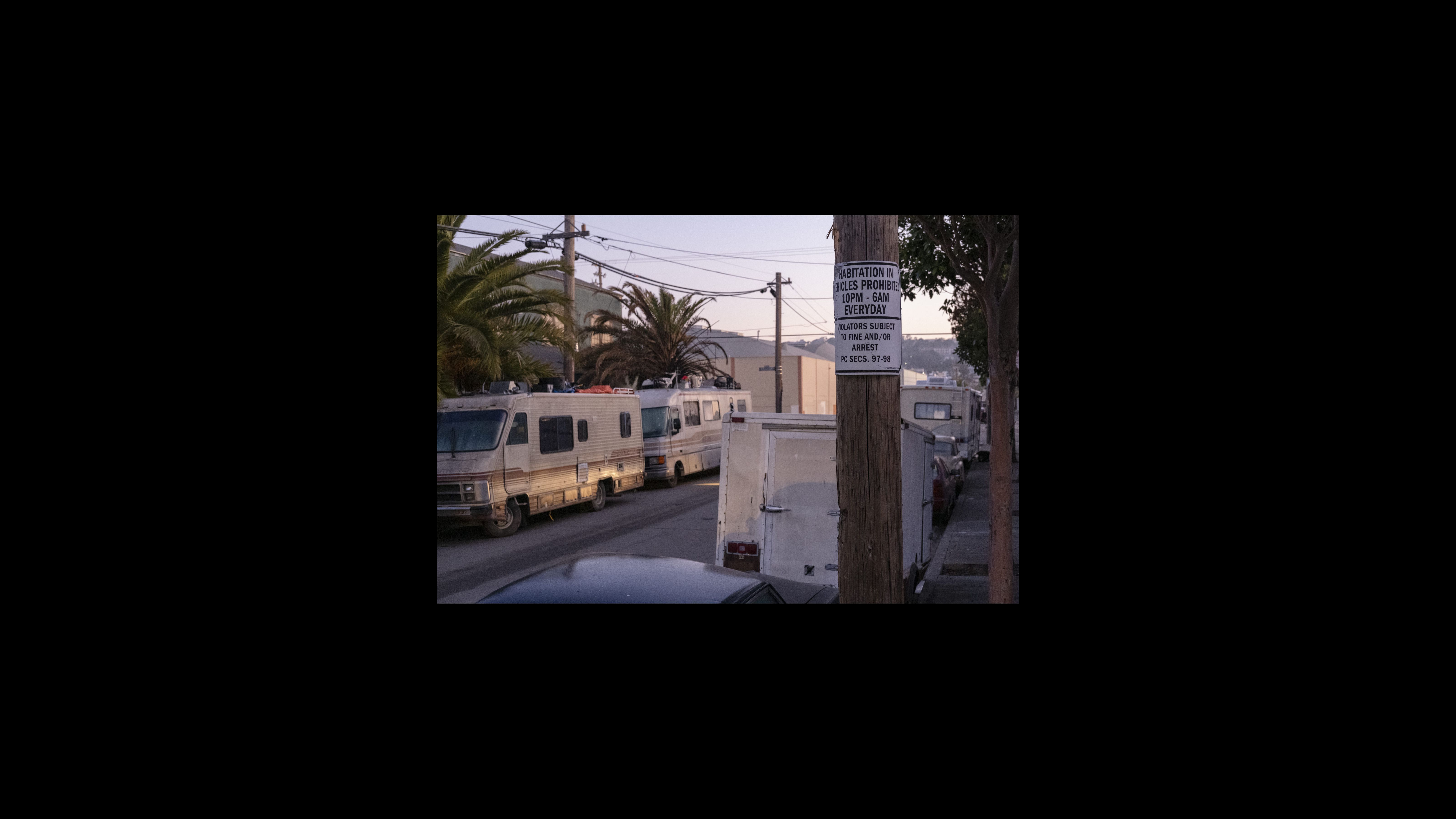 Los vehículos recreativos se agrupan alrededor de la intersección de Jennings Street y Donner Avenue en Bayview-Hunters Point. Vivir en vehículos es ilegal en San Francisco. Los infractores enfrentan una multa máxima de $ 1,000 y hasta seis meses en la cárcel. Pero a falta de otras opciones, los residentes de vehículos continúan estacionándose en zonas comerciales debido al amplio espacio y a las menores restricciones de estacionamiento. Los vehículos recreativos se agrupan alrededor de la intersección de Jennings Street y Donner Avenue en Bayview-Hunters Point. Vivir en vehículos es ilegal en San Francisco. Los infractores enfrentan una multa máxima de $ 1,000 y hasta seis meses en la cárcel. Pero a falta de otras opciones, los residentes de vehículos continúan estacionándose en zonas comerciales debido al amplio espacio y a las menores restricciones de estacionamiento.