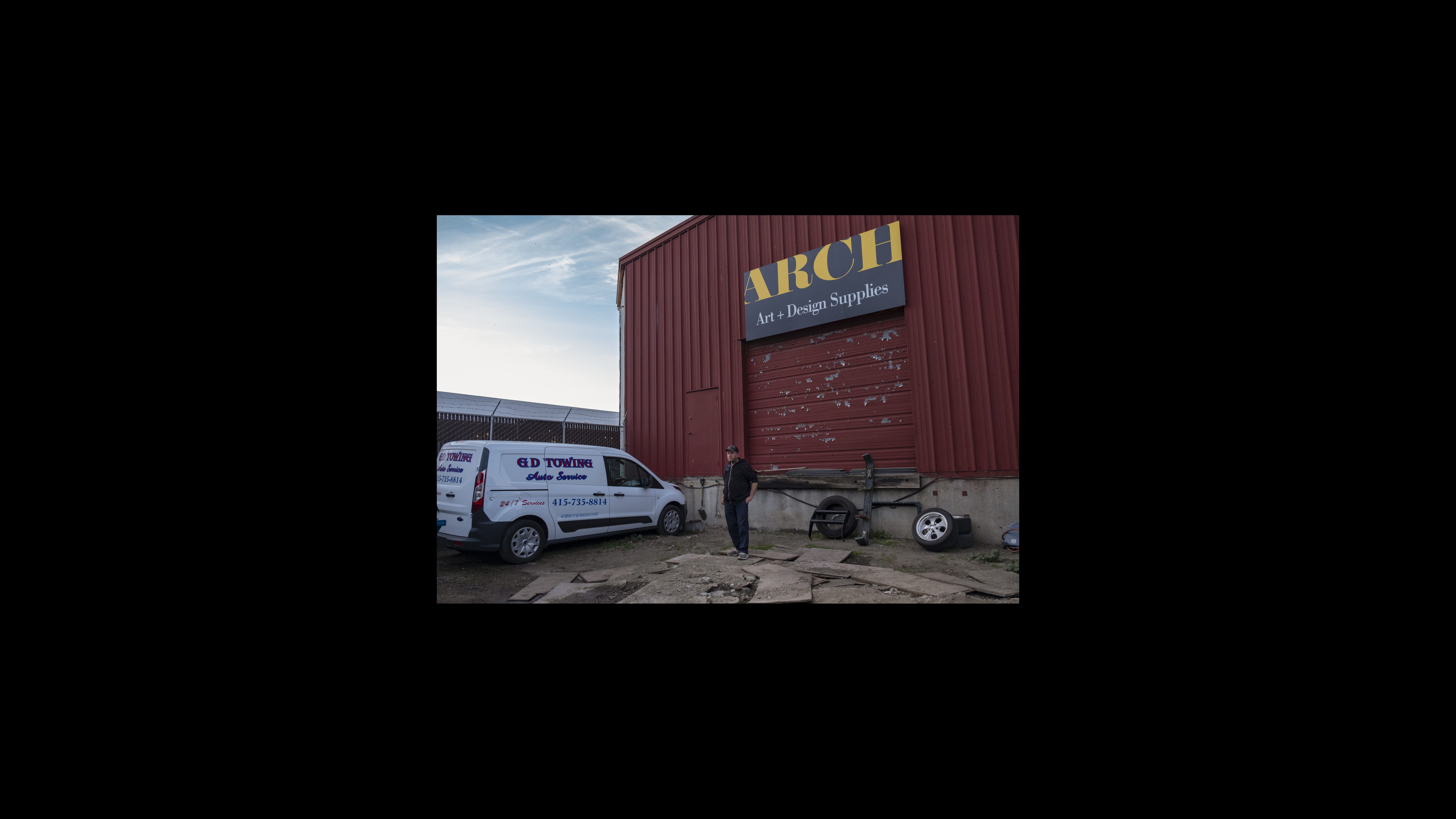 Gregory Nelson se encuentra en el lote vacío donde solía estacionar su vehículo recreativo verde neón, El Chieftain, en Larry’s Tow Yard. El nuevo propietario del edificio no quería que nadie viviera en vehículos en las instalaciones, y le dejó a Nelson un mensaje de voz pidiéndole que retirara su vehículo. Mientras Nelson ya no vive o trabaja allí, sus antiguos compañeros de trabajo dirigen un nuevo negocio de remolque allí, G.D. Towing. Le permiten usar la oficina del patio para cargar sus dispositivos, desechar la basura, acceder al agua y usar el baño. Cuando Nelson adquirió el RV por primera vez, no estaba muy entusiasmado con eso. “Estaba sin vivienda, aunque el vehículo está en el lado bueno,” dijo. “No me sentiría mejor si viviera en un parque de casas móviles. Quiero decir, si elijo hacerlo, no tendría ningún problema. Pero fue como si me hubieran arrojado a esta situación, y estoy reconstruyendo, odiándolo todo y sintiendo el dolor.” Gregory Nelson se encuentra en el lote vacío donde solía estacionar su vehículo recreativo verde neón, El Chieftain, en Larry’s Tow Yard. El nuevo propietario del edificio no quería que nadie viviera en vehículos en las instalaciones, y le dejó a Nelson un mensaje de voz pidiéndole que retirara su vehículo. Mientras Nelson ya no vive o trabaja allí, sus antiguos compañeros de trabajo dirigen un nuevo negocio de remolque allí, G.D. Towing. Le permiten usar la oficina del patio para cargar sus dispositivos, desechar la basura, acceder al agua y usar el baño. Cuando Nelson adquirió el RV por primera vez, no estaba muy entusiasmado con eso. “Estaba sin vivienda, aunque el vehículo está en el lado bueno,” dijo. “No me sentiría mejor si viviera en un parque de casas móviles. Quiero decir, si elijo hacerlo, no tendría ningún problema. Pero fue como si me hubieran arrojado a esta situación, y estoy reconstruyendo, odiándolo todo y sintiendo el dolor.”