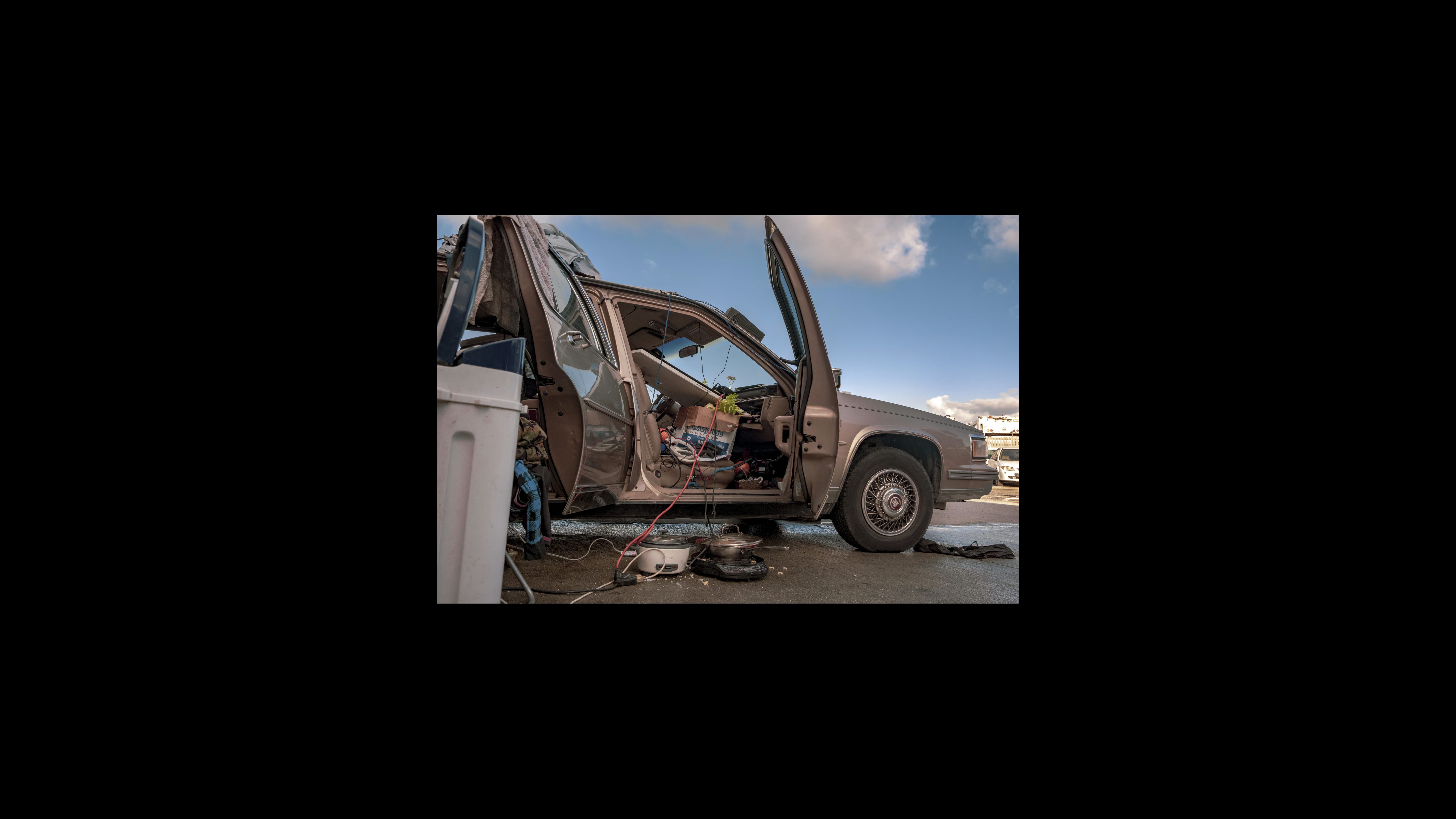 Un Domingo por la mañana, Nelson limpia su auto, cocina y hace tareas en el patio de remolque. Él usa su propia máquina de lavandería, que compró en línea por $100. Nelson dice que “me ahorra dinero a largo plazo.” Un Domingo por la mañana, Nelson limpia su auto, cocina y hace tareas en el patio de remolque. Él usa su propia máquina de lavandería, que compró en línea por $100. Nelson dice que “me ahorra dinero a largo plazo.”