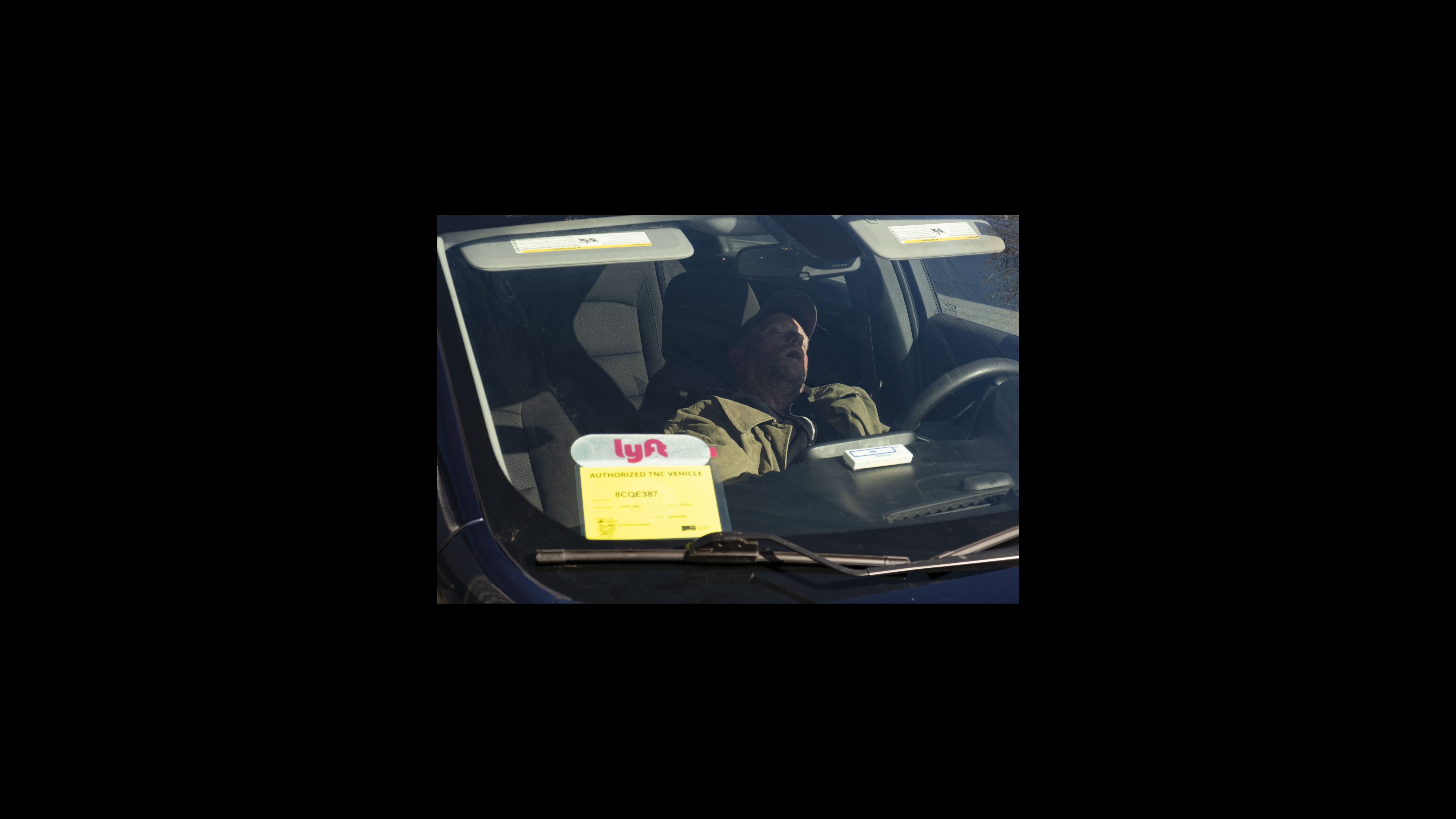 Un Sábado por la mañana, Nelson duerme dentro de su vehículo alquilado de Lyft después de un turno nocturno en la ciudad. A fines de Diciembre, comenzó a trabajar para la compañía de transporte, ayudándolo a pagar facturas y comprar comida. El trabajo también lo ayudó a acceder recursos y servicios en toda la ciudad: baños, duchas, lavandería y electricidad. Un Sábado por la mañana, Nelson duerme dentro de su vehículo alquilado de Lyft después de un turno nocturno en la ciudad. A fines de Diciembre, comenzó a trabajar para la compañía de transporte, ayudándolo a pagar facturas y comprar comida. El trabajo también lo ayudó a acceder recursos y servicios en toda la ciudad: baños, duchas, lavandería y electricidad.