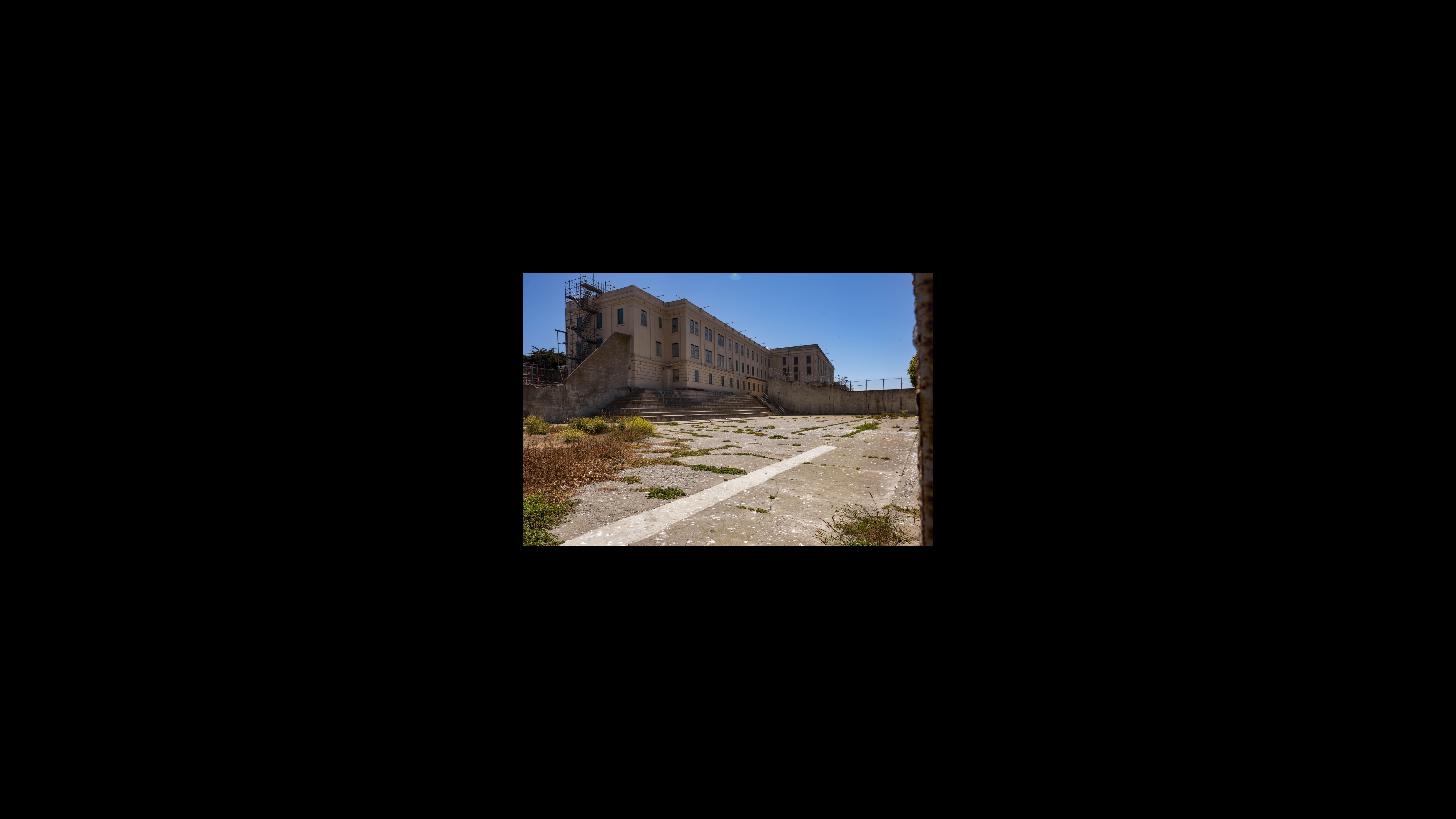 Next to the dining hall, the recreation yard was a point of assembly, and occupiers gathered there for demonstrations. In penitentiary times, prisoners were allowed in the concrete yard, which was secured by high walls and armed guards, to play ball games and exercise on the weekends. The recreation yard next to the dining hall.